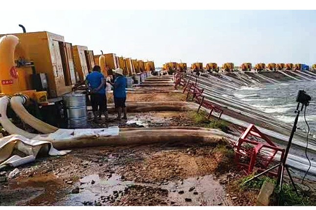 郑州aoa登入官方平台·(中国)官方网站排涝泵车在鄱阳湖抢险现场发挥重要作用